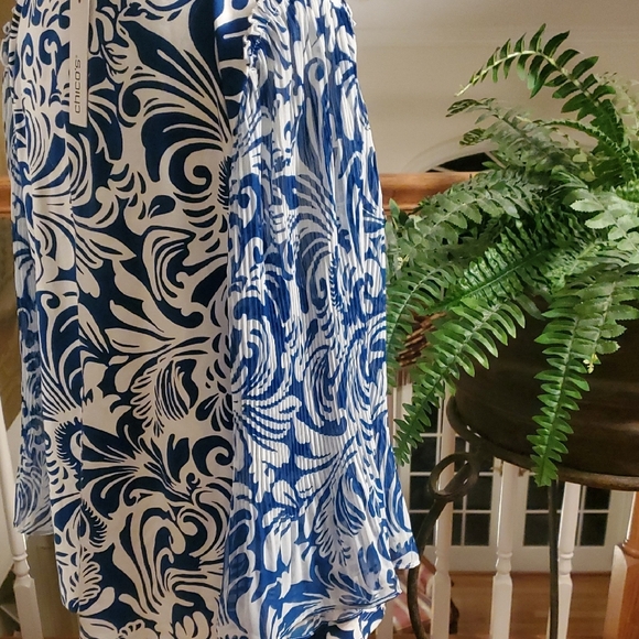 NWT Chico's Blue and White Vneck Women's Top - Picture 4 of 6